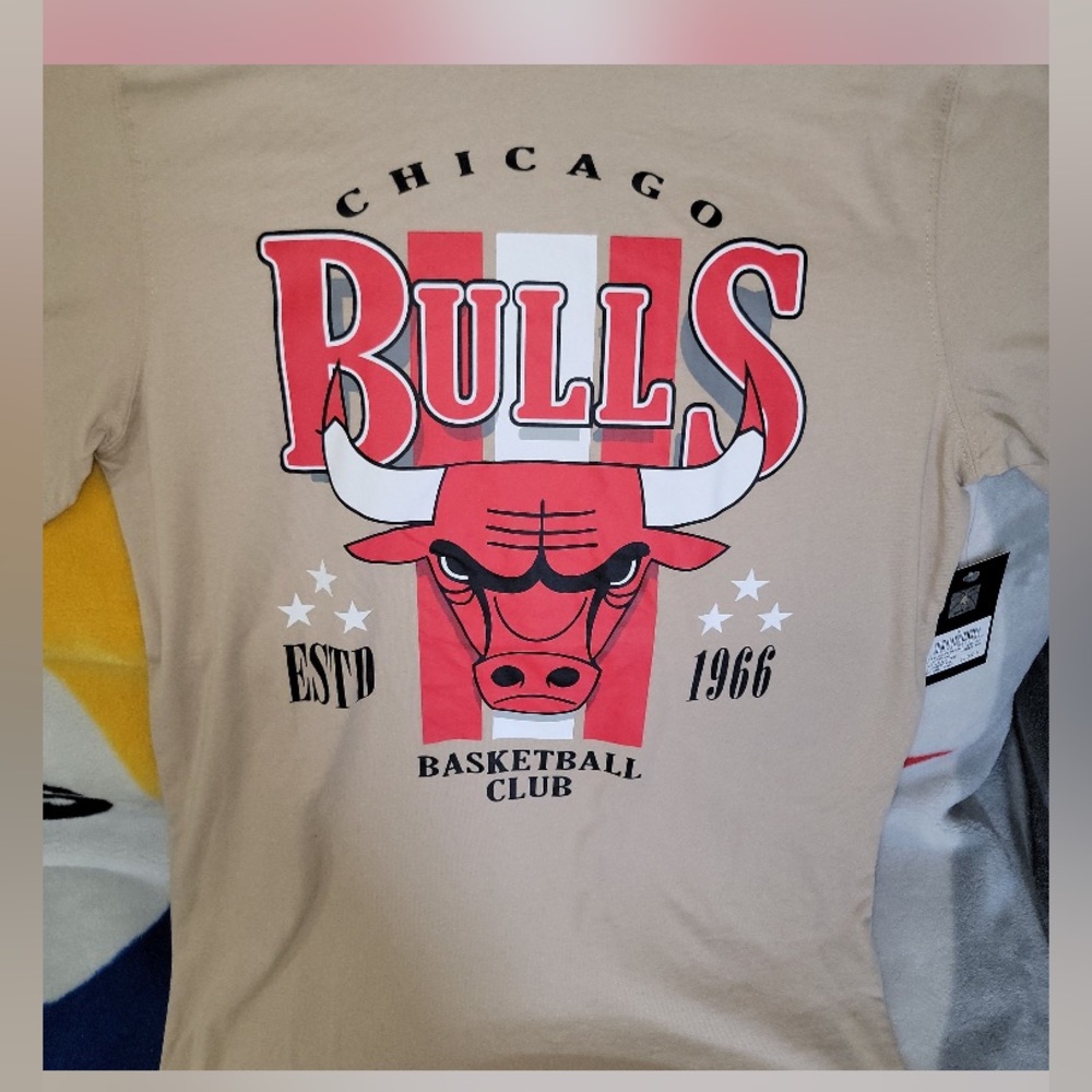 Brand New Chicago Bulls Size M T shirt with tag